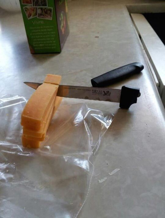Это декоративный нож для масла, никто же им сыр резать не будет