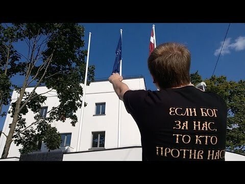 Псковские десантники жгут и троллят НАТО в Риге [18+]  
