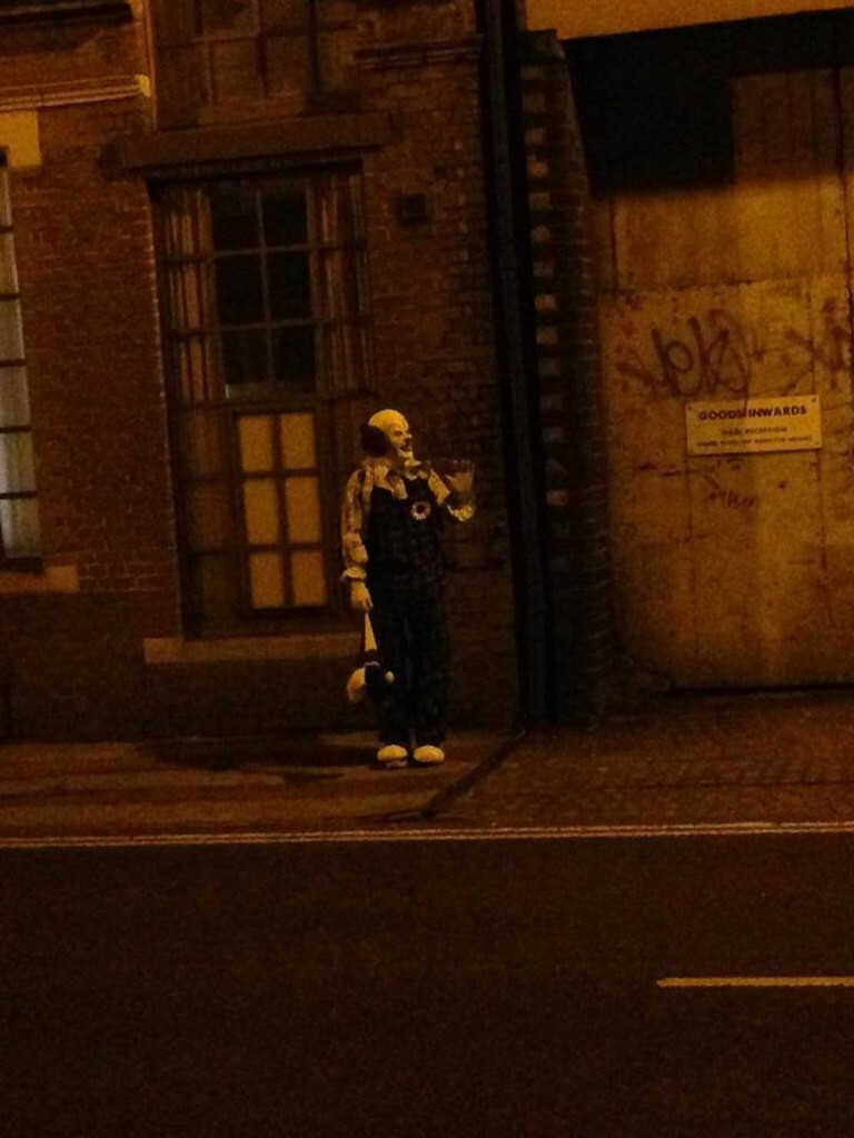 В британском городке появился клоун из фильма ужасов