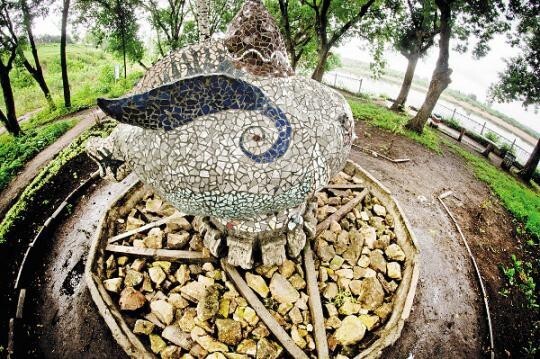 памятник рыба-птица
