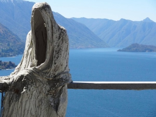 Статуя на озере Комо в Италии