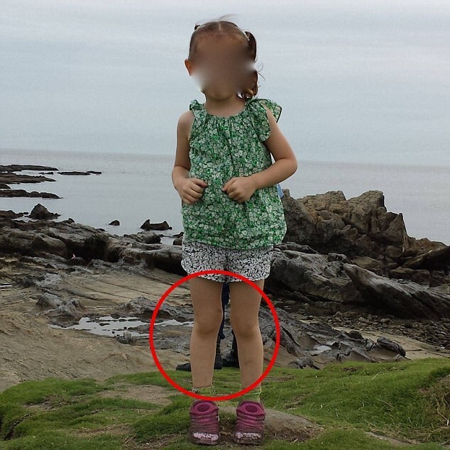 1. Мужчина сфотографировал свою дочь в Японии. Кажется, за ней стоит кто-то в паре армейских ботинок, хотя на самом деле там никого нет.