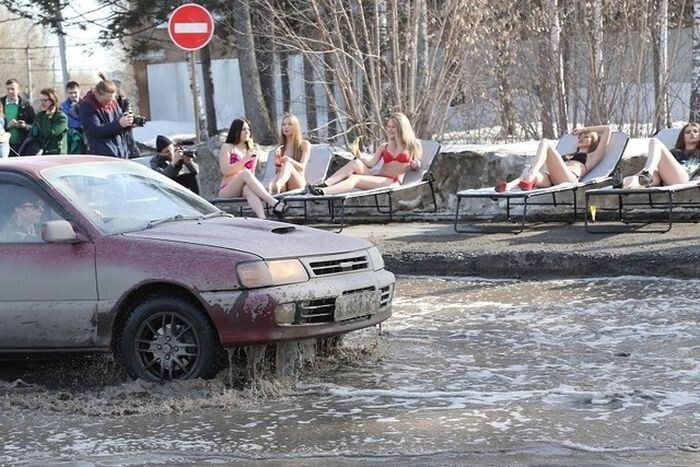 Пляж в таком удачном месте находится, можно на такси прямо к воде подъехать 