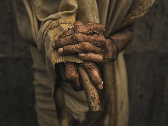 Руки времени. Пожилой человек в Бангладеше. (Фото Dolon archi):