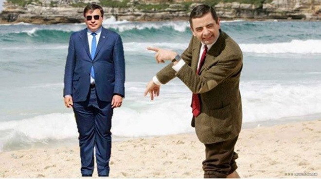 Пользователи Сети высмеяли костюм Саакашвили в фотожабах 