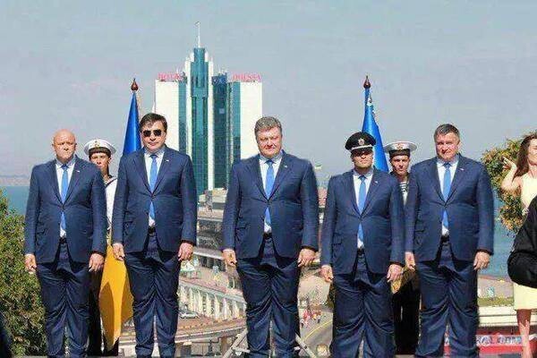 Пользователи Сети высмеяли костюм Саакашвили в фотожабах 