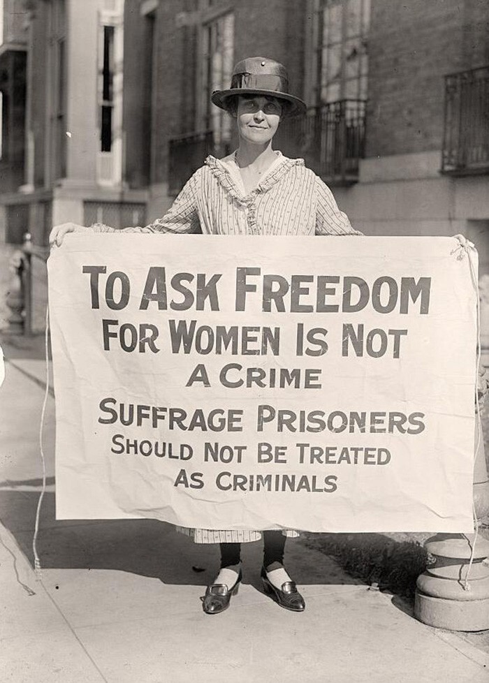 19. Мэри Винзор с плакатом в поддержку женщин-суфражисток в Вашингтоне, 1917