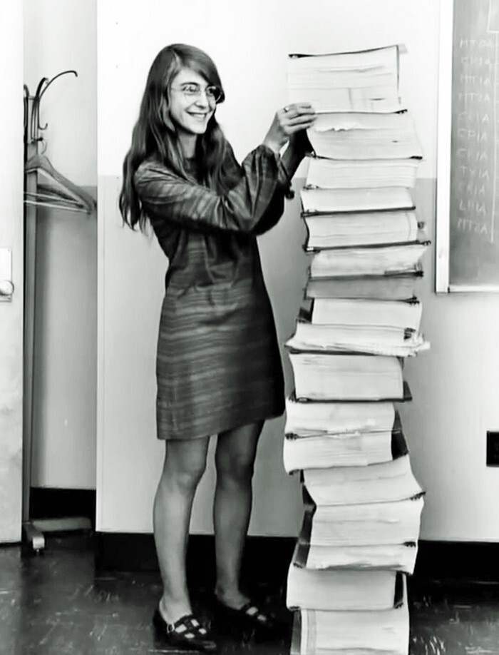 4. Маргарет Гамильтон - ведущий инженер-программист проекта «Аполлон». На фотографии приведённой ниже, она стоит перед распечаткой кода для бортового компьютера «Аполлон», изрядную часть которого она написала сама