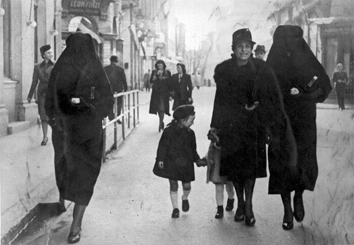 23. Мусульманка прикрывает своей паранджой жёлтую звезду соседки-еврейки,1941