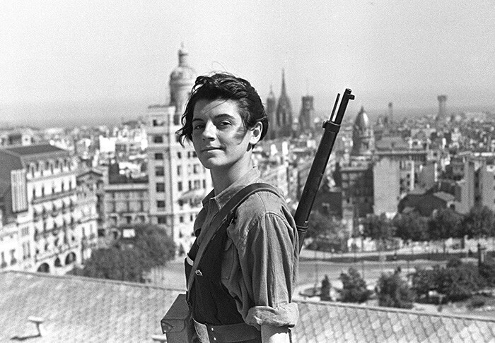 26. Марина Джинеста, 17-летний коммунистический боец, оглядывает Барселону во время гражданской войны в Испании, 1936