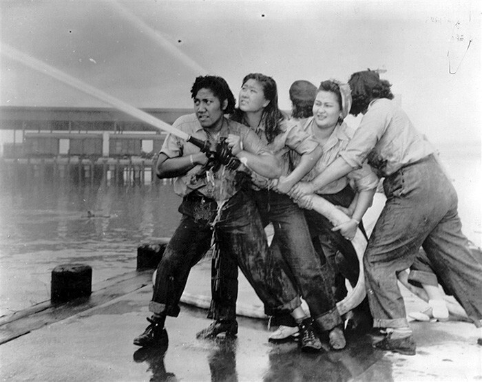 9. Женщины тушат пожар во время атаки на Перл-Харбор, 1941