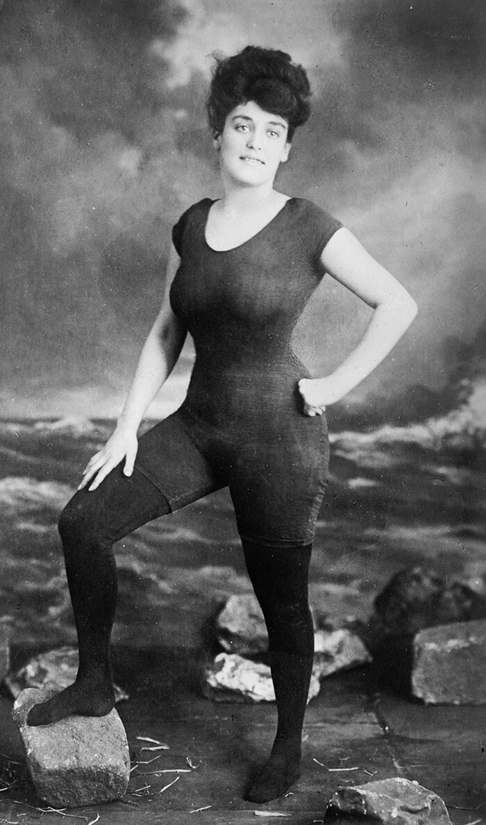 22. Аннет Келлерман - австралийская профессиональная пловчиха, способствовавшая тому, чтобы женщинам было разрешено носить цельный купальный костюм (1907). После этого фото она была арестована за непристойное поведение