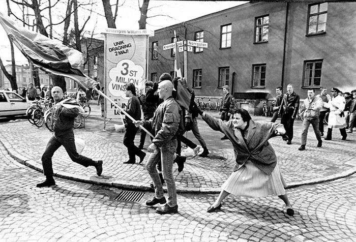 2. Женщина, пережившая Холокост, бьёт сумкой представителя неонацистского движения, Векше, Швеция, 13 апреля 1985