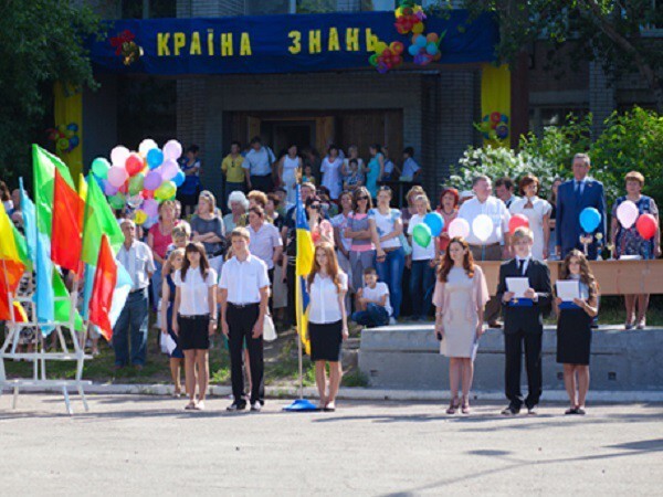 Украинских детей заставляют нести в школу лекарства для бойцов АТО