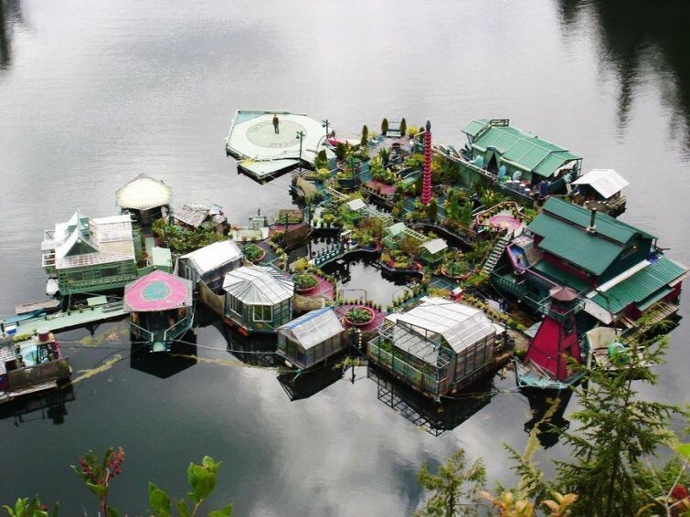 Жизнь на воде: пара потратила 20 лет, чтобы создать плавучий дом-остров
