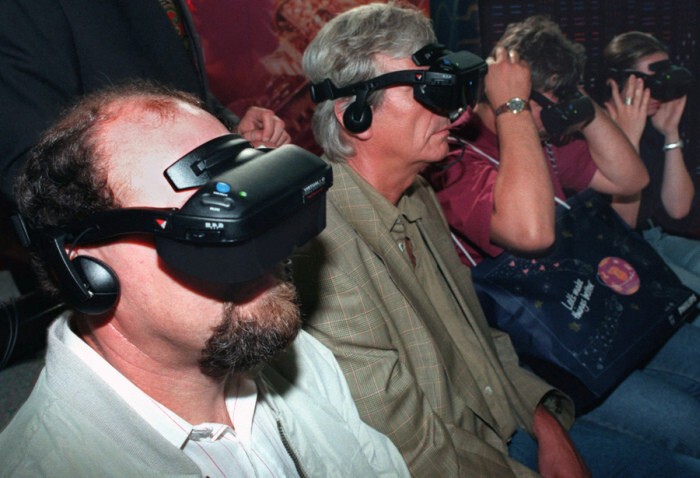 26.08.1995 г. Зрители знакомятся с устройством виртуальной реальности на выставке в Берлине.