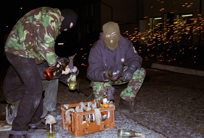 30.08.1995 г. Боевики Ирландской Республиканской Армии готовят коктейли Молотова для нападения на блок-пост британской армии в Северной Ирландии