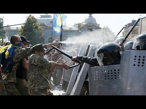 В Киеве при взрыве у Рады пострадали около 100 полицейских 