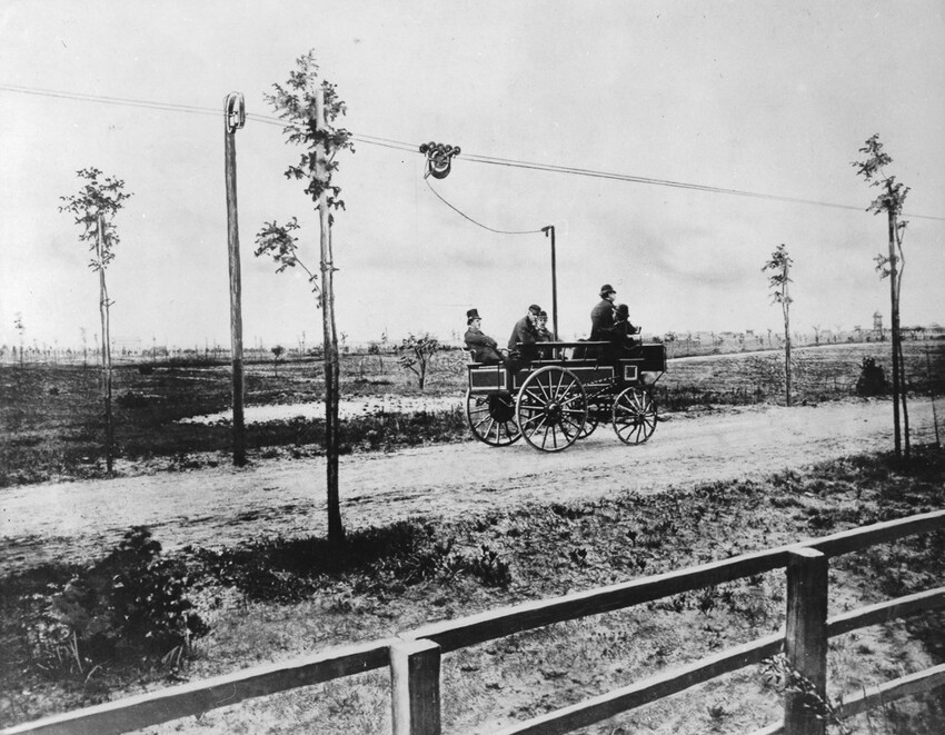 1882 Мужчины управляют электрическим автомобилем Сименса и Хальске в окресностях Берлина