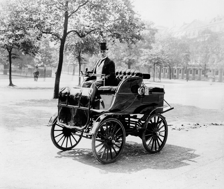 1899 Роджер Уоллес управляет электрическим автомобилем