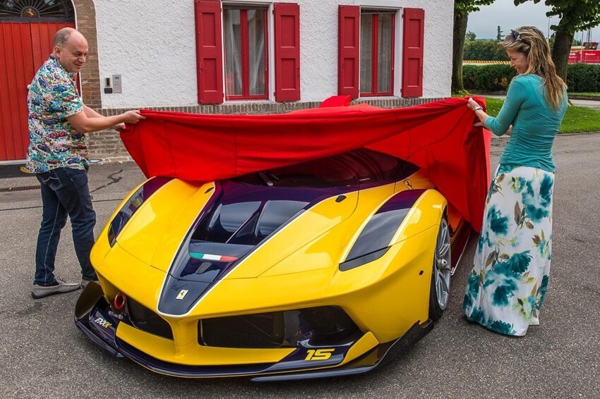 Гиперкар Ferrari FXX K жене на день рождения