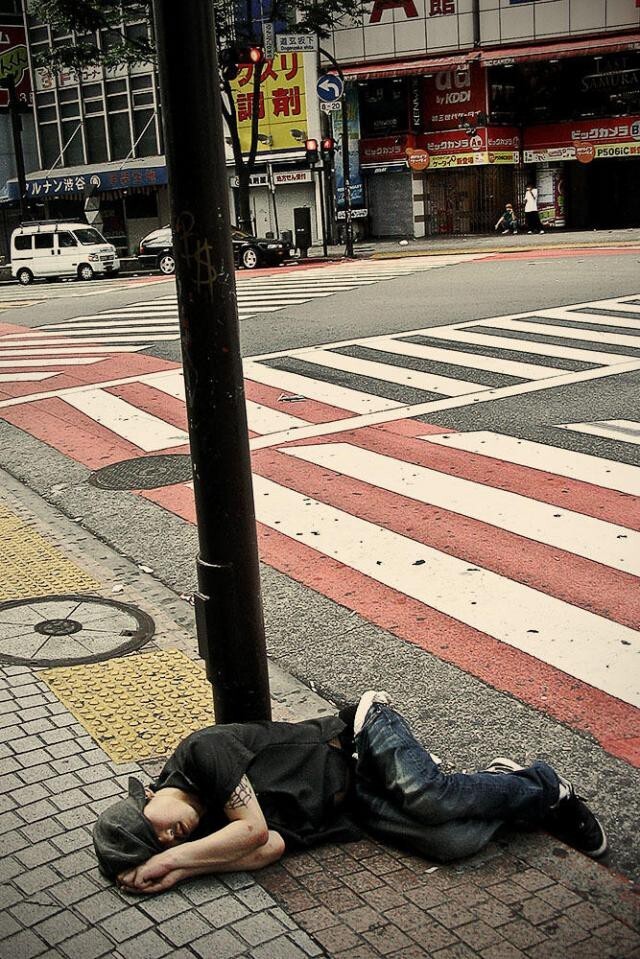 Изнуренные работой жители Токио спят на улицах