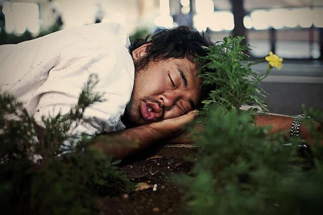 Изнуренные работой жители Токио спят на улицах