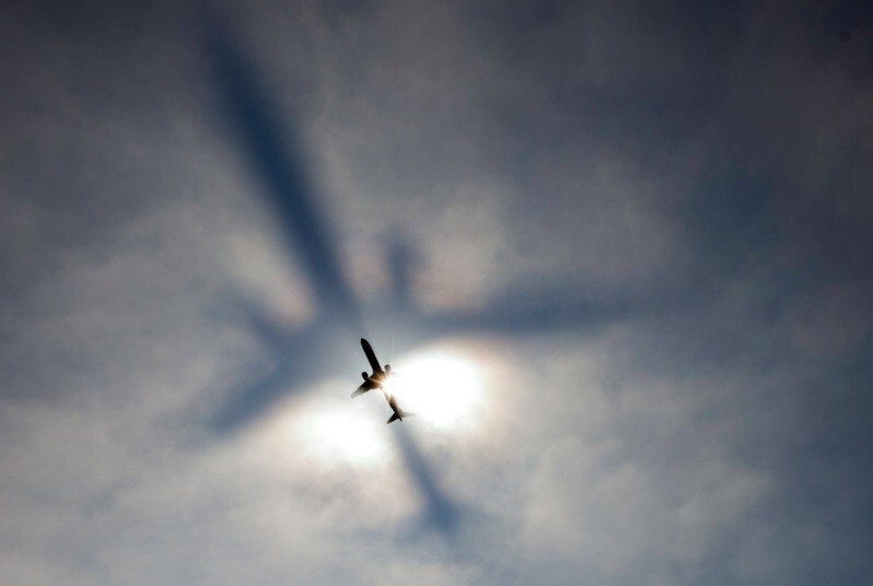 6. Тень самолета проецируется через слой тумана, аэропорт Логан, Бостон.
