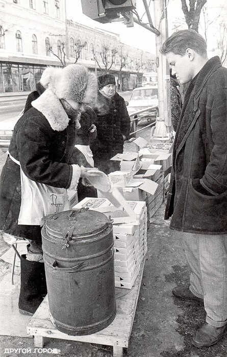 Ленинградская стала одним из первых мест в городе, где появилась пицца в специальных коробках. Продукция под брендом «Дока пицца» продавалась на морозе прямо на улице. Тепло продукта сохранялось благодаря его хранению в металлических резервуарах.