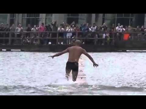 Монах из Шаолиня пробежал по воде 125 метров  