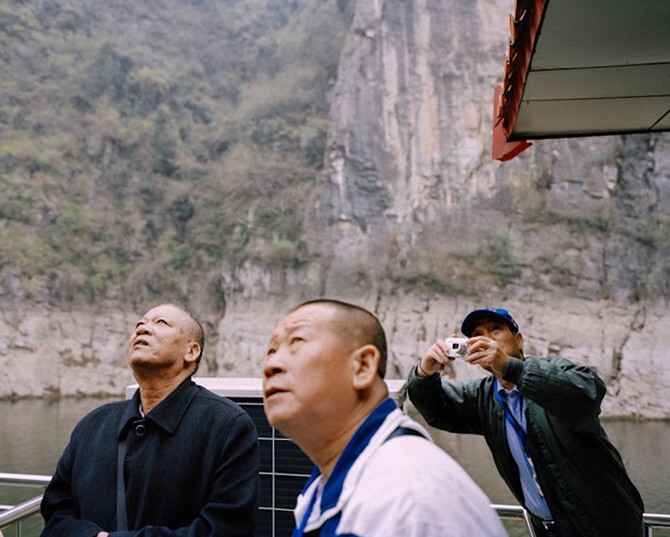 Китайские туристы в притоке Янцзы Шеньнон. Провинция Хубей, Китай, 2015 год. 