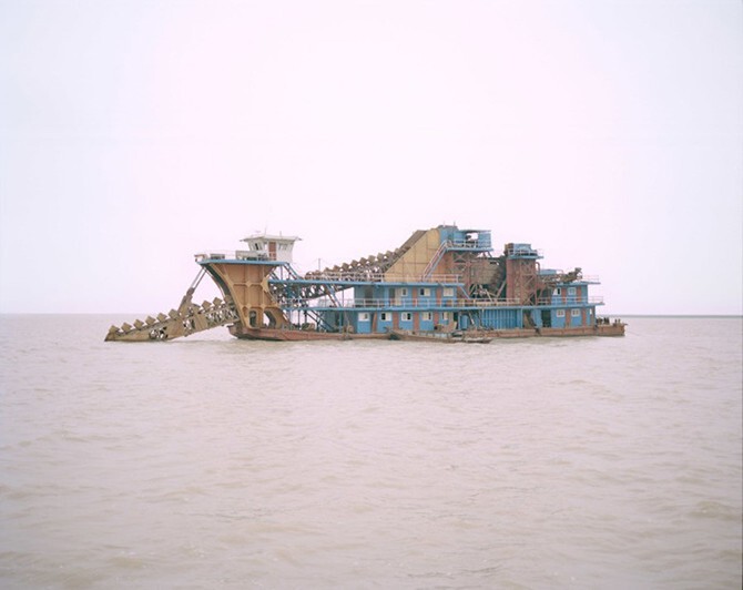 Земснаряд в озере Дунтинху. Провинция Хунань, Китай, 2015 год.
