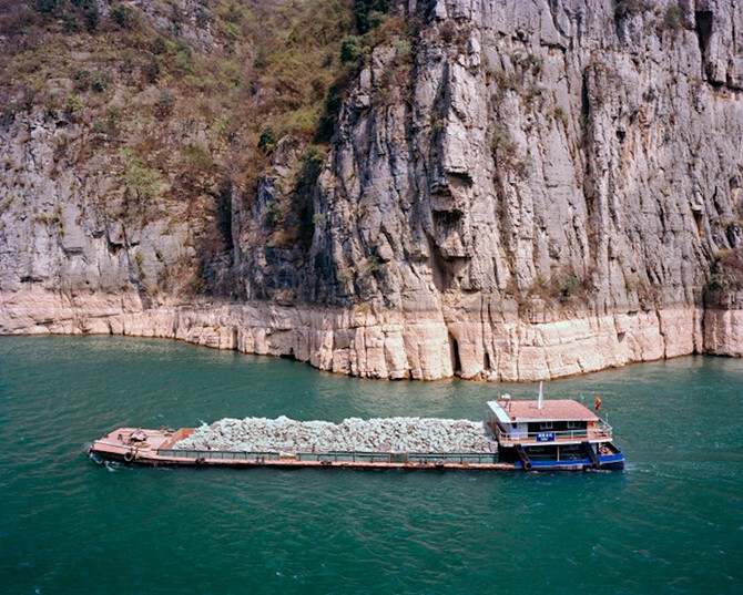 Судно на реке Янцзы около Фэнду, Китай, 2015 год.