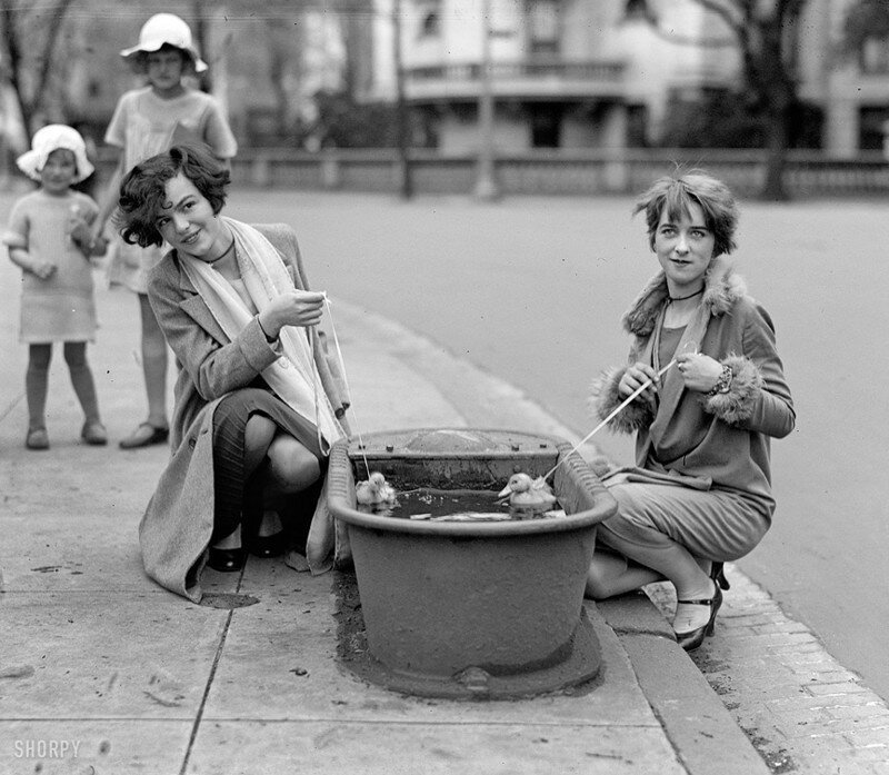 1. Девушки выгуливают утят в поилке. Вашингтон, 1927 год.
