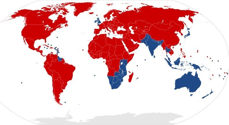 Красным отмечены страны с правосторонним движением, синим с левосторонним.