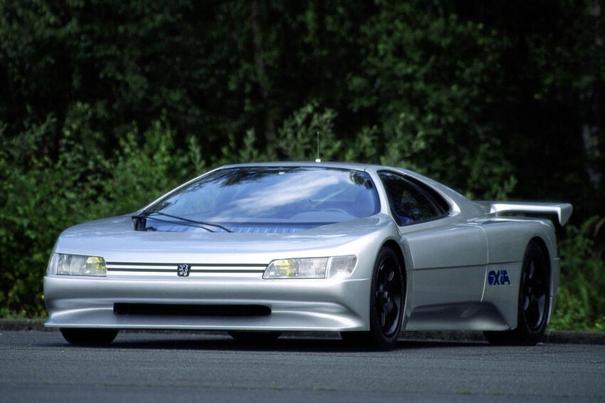 Среднемоторное концептуальное купе Peugeot Oxia показали в 1988 году. 