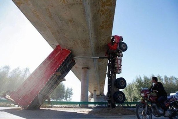 Необычные аварии и впечатляющие ДТП