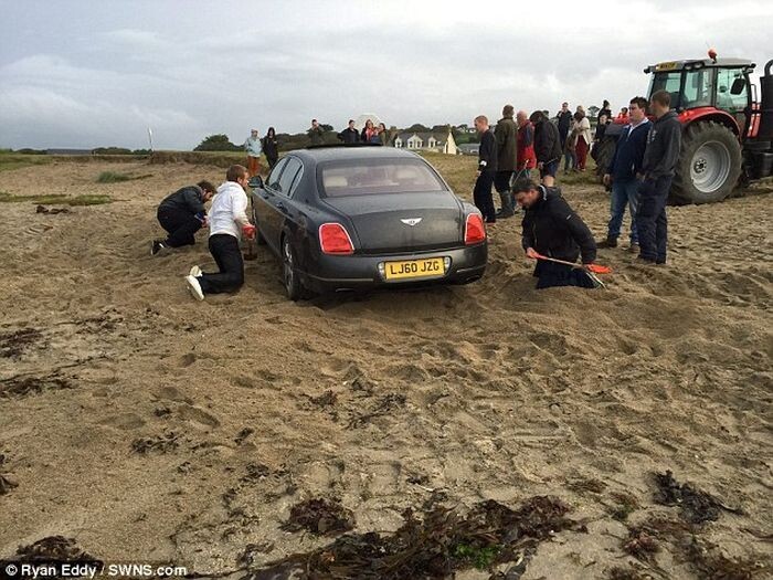 Россиянин за рулем Bentley застрял на пляже в Британии