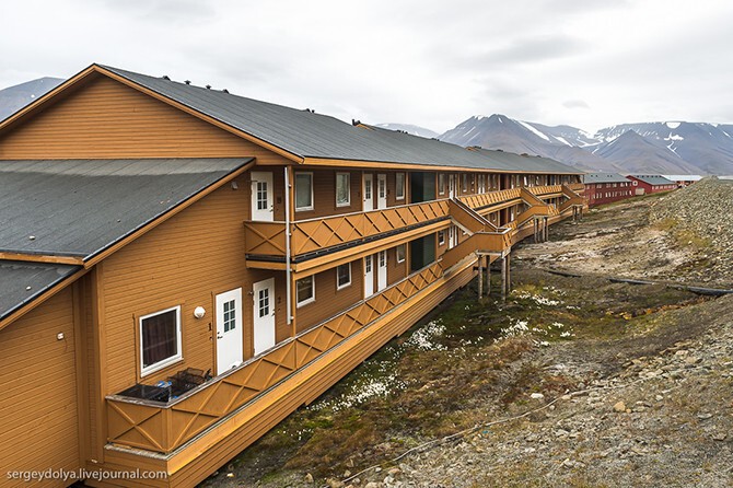 Несколько примеров зданий, которые строят норвеги. Кроме маленьких домиков на одну семью, есть двухэтажные длинные корпуса: