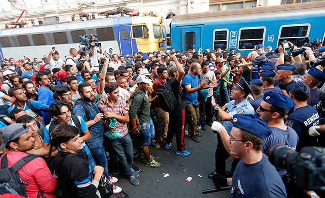 Тысячи новых мигрантов прибывают в Европу