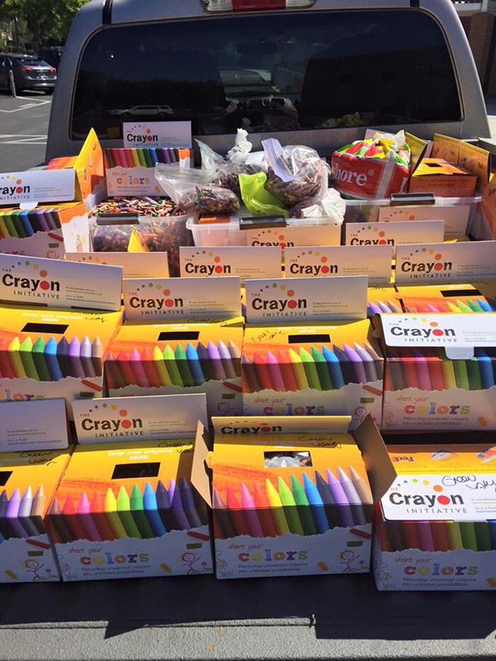 Уже было доставлено более 2000 коробок карандашей