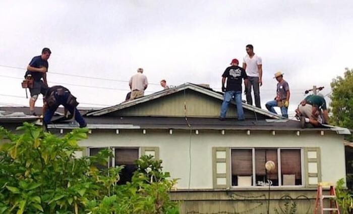 Кровельщики-добровольцы бесплатно перекрыли крышу 75-летнему пенсионер
