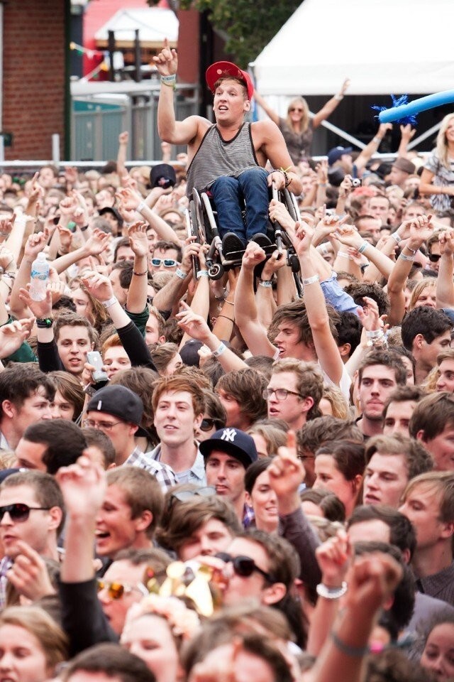 26.Толпа помогла парню в коляске насладиться концертом в Мельбурне