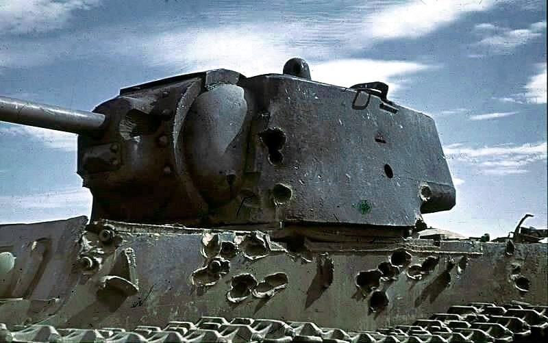 1. Борт советского тяжёлого танка КВ-1, испещрённый многочисленными попаданиями немецких противотанковых снарядов.