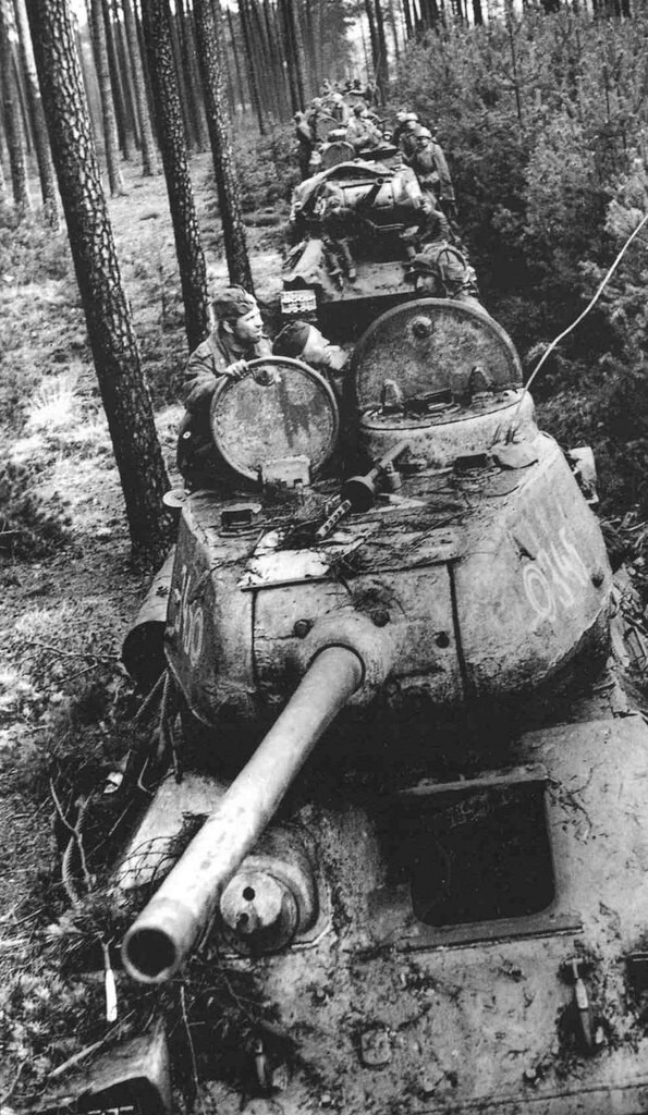 16. Колонна Т-34-85 перед штурмом Берлина. Остановка в лесу
