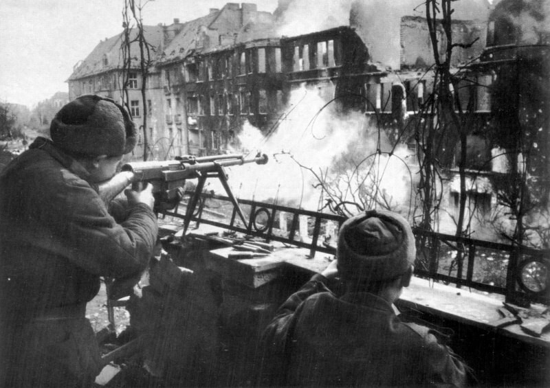 42. Советские солдаты ведут огонь из ПТРС-41 по позициям немцев в Бреслау