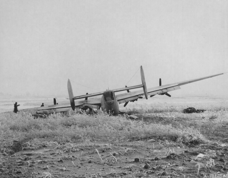 61. В-24  (B-24J-195-CO Liberator, серийный номер 44-41142) 780-й американской эскадрильи 465-й бомбардировочной группы, совершивший вынужденную посадку в поле под Полтавой