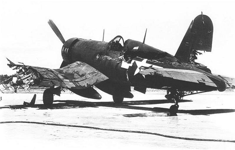 30. F4U1 из эскадрильи VFM-113 2-го лейтенанта Элсона Фрейзера, возвратившийся на базу после тяжелейших повреждений, лишивших его левой консоли.