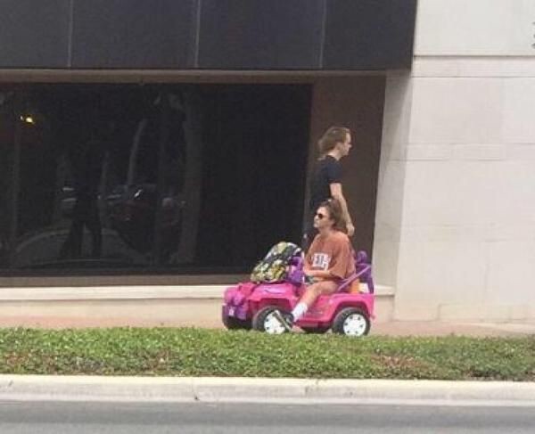 Девушка, лишенная прав за пьяное вождение, ездит на игрушечной машинке
