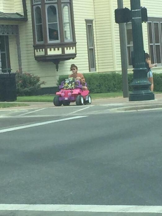 Девушка, лишенная прав за пьяное вождение, ездит на игрушечной машинке